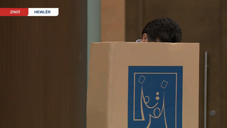 نيجيرفان بارزاني أول مسؤول يدلي بصوته في الانتخابات