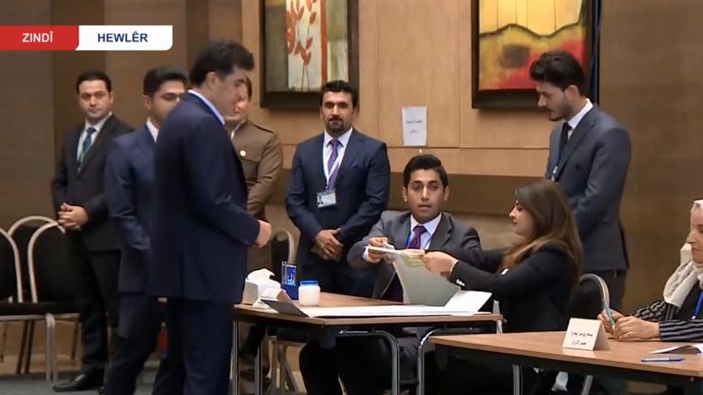 نيجيرفان بارزاني أول مسؤول يدلي بصوته في الانتخابات