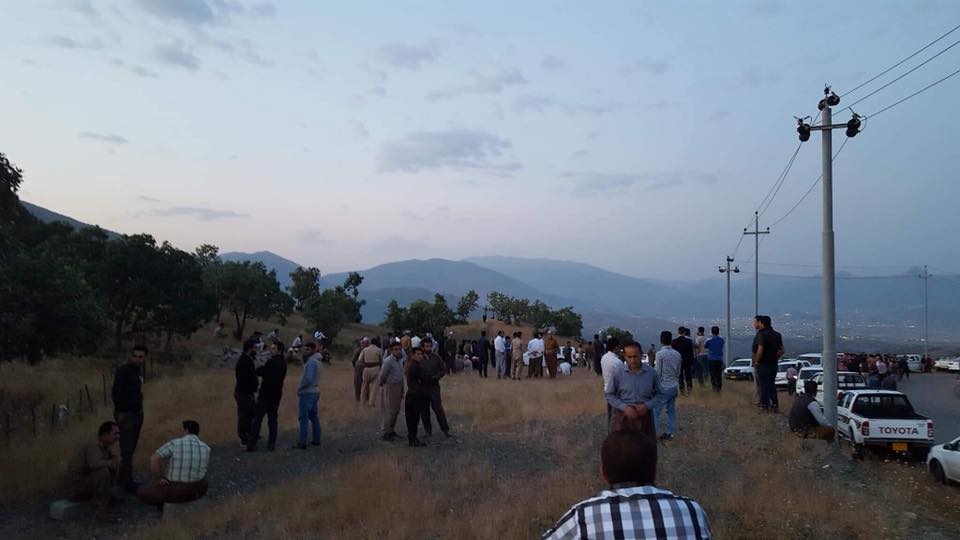 People gather in the early morning of Tuesday to bruy Kaihan Sleman Dolamari in his hometown, June 5, 2018. (Photo: Social Media)