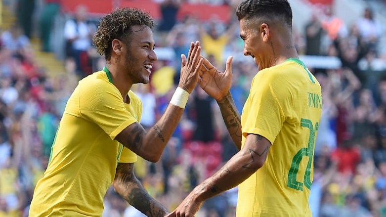 Roberto Firmino (R) celebrates with Neymar after scoring their second goal during the international friendly football match between Brazil and Croatia at Anfield in Liverpool on June 3, 2018. (Photo: AFP/Oli Scarff)