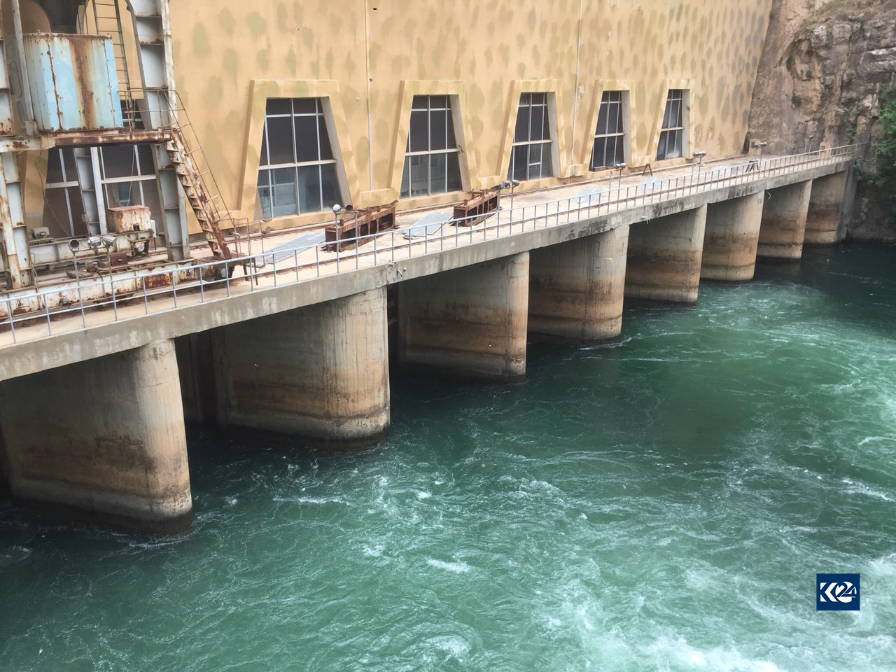 بە وێنە... ئێران بەنداوی دوكان بەتاڵ دەكات