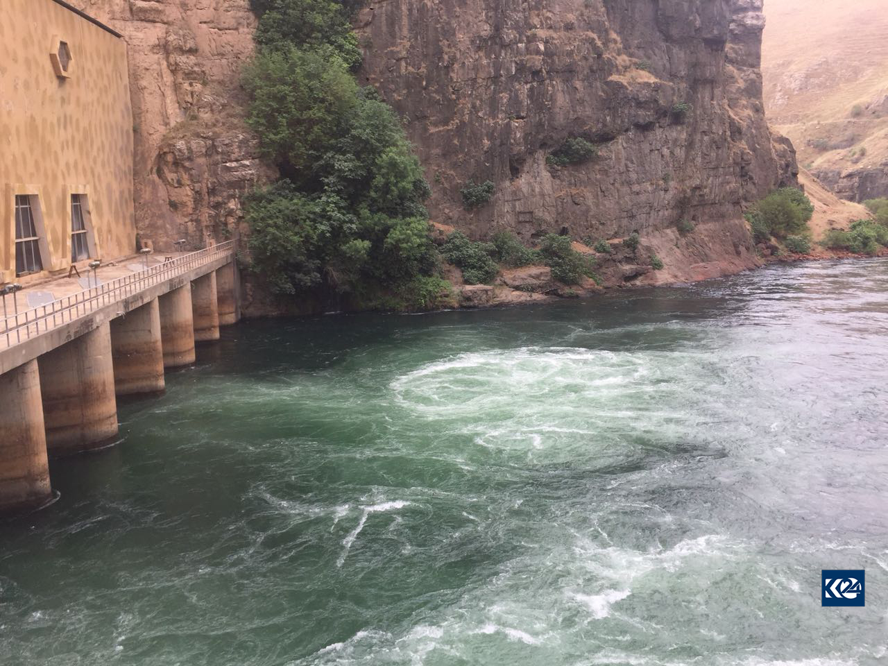 بە وێنە... ئێران بەنداوی دوكان بەتاڵ دەكات