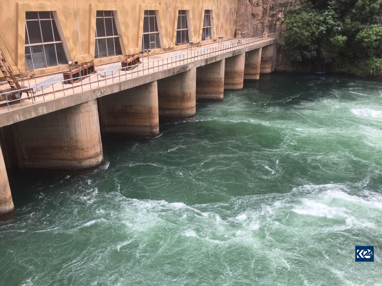 بە وێنە... ئێران بەنداوی دوكان بەتاڵ دەكات
