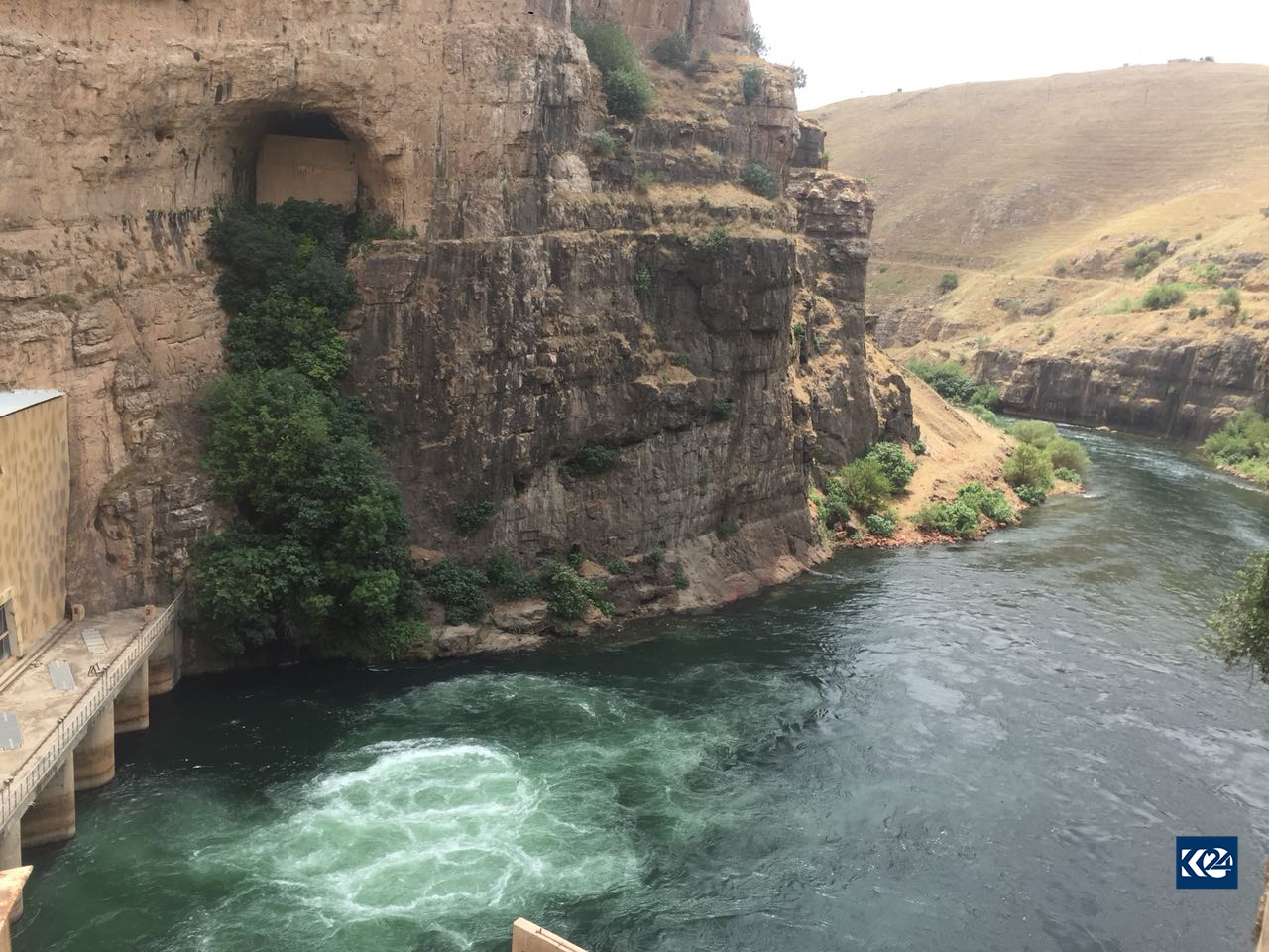 بە وێنە... ئێران بەنداوی دوكان بەتاڵ دەكات