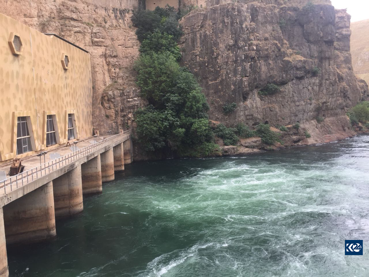 بە وێنە... ئێران بەنداوی دوكان بەتاڵ دەكات