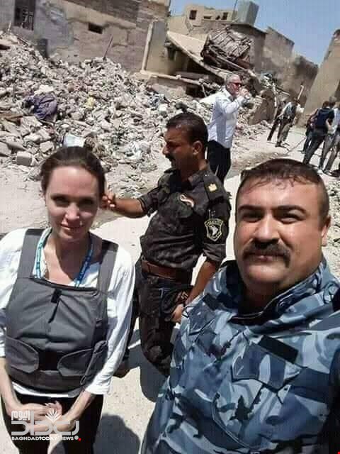 سێلفی پۆلیسێكی فیدرالی عێراق له‌گه‌ڵ ئه‌نجێلینا جۆلی