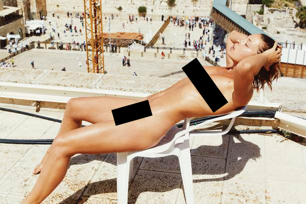 تصویر برهنه ماریسا پاپن در مقابل دیوار ندبە