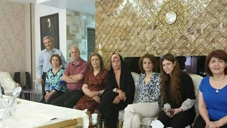 عکس جنجال برانگیز فائزه هاشمی در کنار بهائیان از زندان آزاد شدە/آرشیو