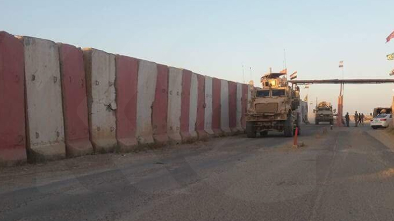 مدرعة يعتقد انها تابعة للقوات الامريكية تدخل سنجار - صورة لكوردستان 24