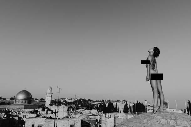 عکس‌ برهنه پاپن رو به منظره 