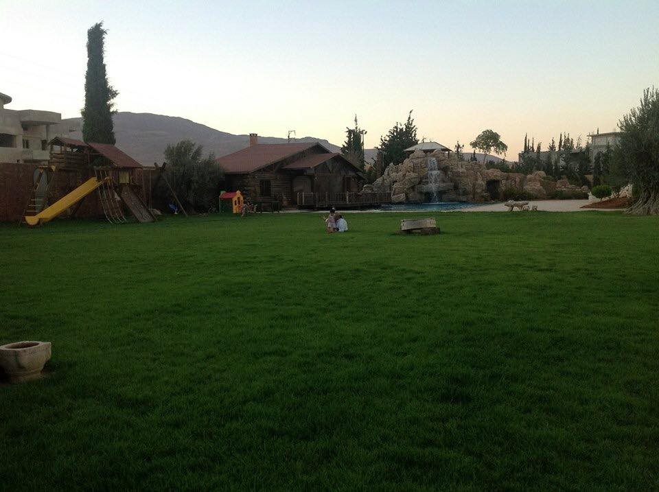 مشعان الجبوري يثير الجدل بقصره الفخم في دمشق – صورة من صفحته على فيسبوك