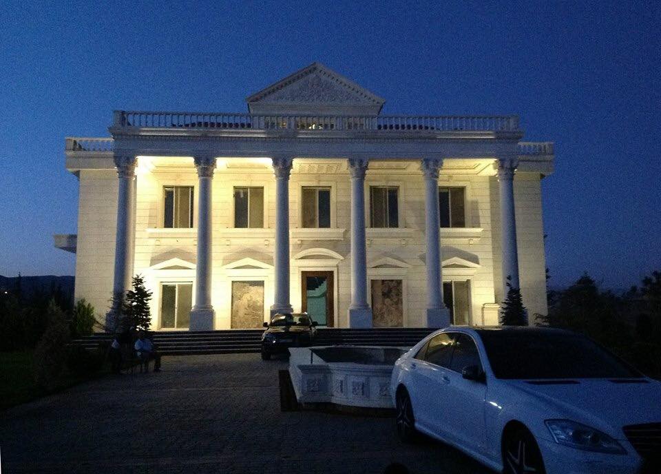 مشعان الجبوري يثير الجدل بقصره الفخم في دمشق – صورة من صفحته على فيسبوك