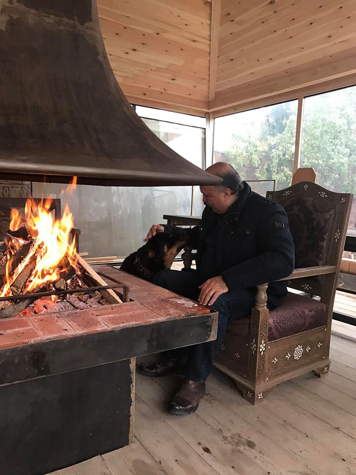 مشعان الجبوري يثير الجدل بقصره الفخم في دمشق – صورة من صفحته على فيسبوك