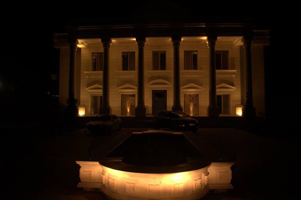 مشعان الجبوري يثير الجدل بقصره الفخم في دمشق – صورة من صفحته على فيسبوك