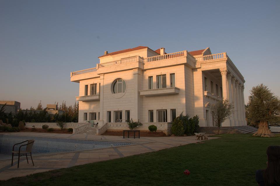 مشعان الجبوري يثير الجدل بقصره الفخم في دمشق – صورة من صفحته على فيسبوك