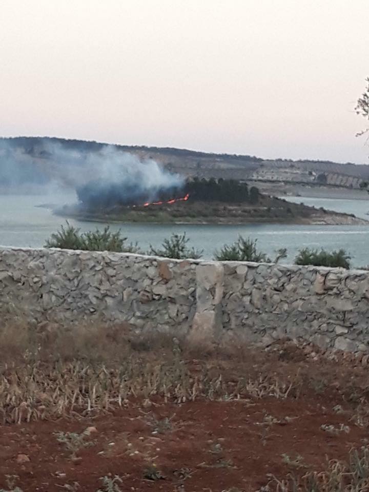 Efrîn.. Grûpên çekdar girava Meydankê dişewitînin 