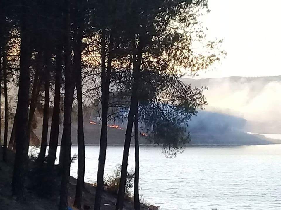 Efrîn.. Grûpên çekdar girava Meydankê dişewitînin 