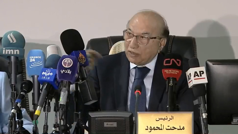 المحمود يتلو بيان الحكم بشأن تعديلات البرلمان على قانون الانتخابات - لقطة من التلفزيون الرسمي