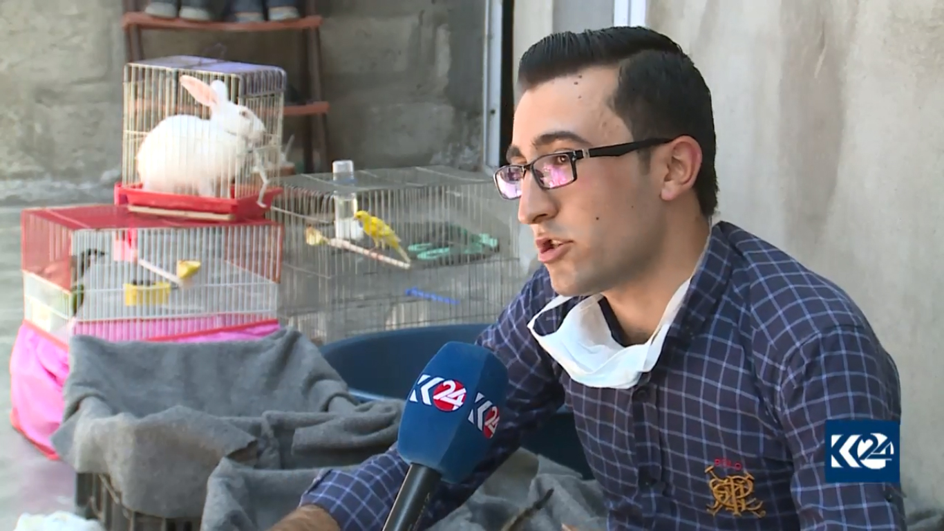 بالصور.. قطة تدفع لاجئا كورديا ليحول خيمته لعيادة بيطرية