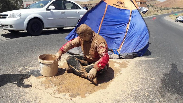 Man covers himself in mud to protest deadly traffic accidents in Kurdistan