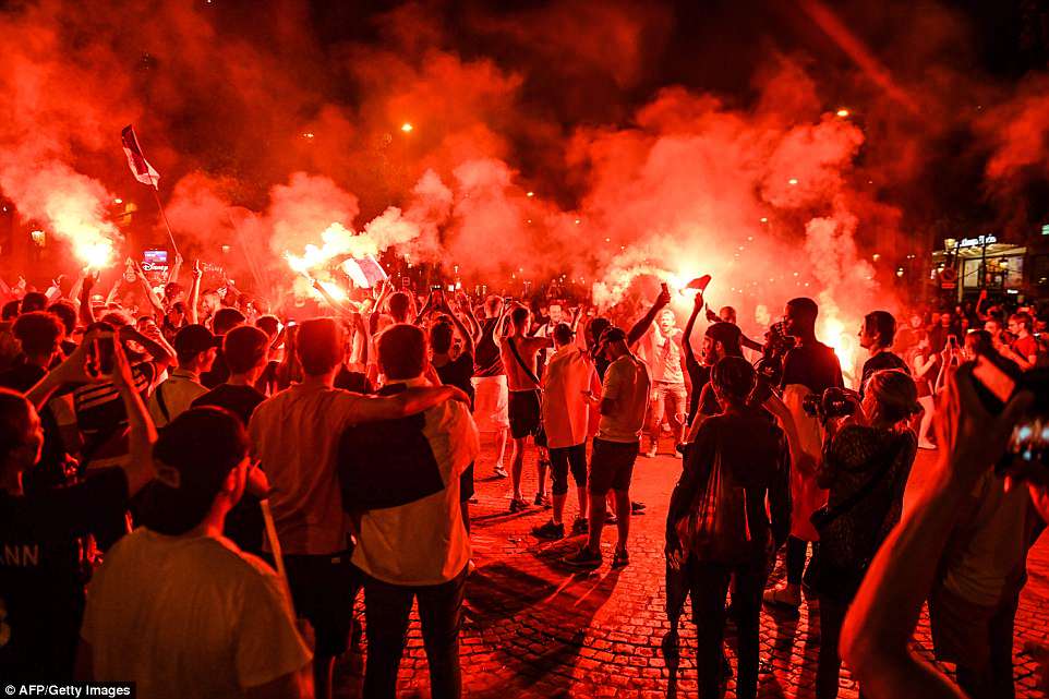 ژماره‌يه‌ك له‌ هانده‌ران يارييه‌ ئاگرينه‌كانيان به‌ ده‌سته‌وه‌يه‌ و خۆشى ده‌رده‌بڕن