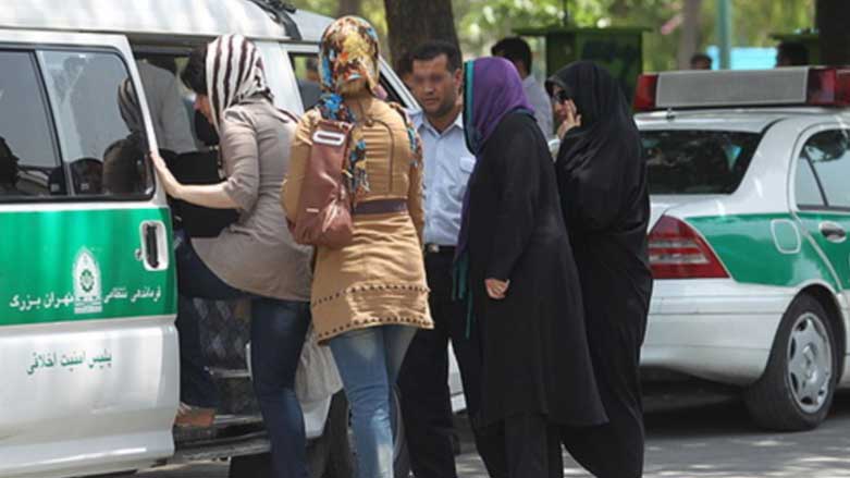 بیش از ٥٠ درصد مردم ایران مخالف حجاب هستند