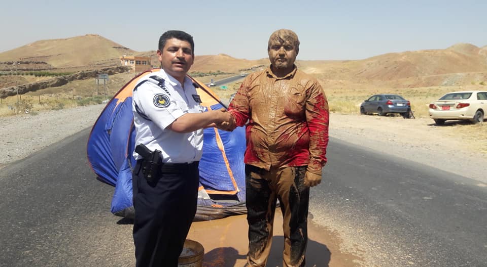 به‌ڤیدیۆ.. رێگای ھەولێر- كۆیە قوڕی كرد بەسەری ھونەرمەندێكدا