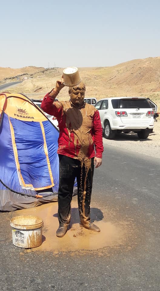 به‌ڤیدیۆ.. رێگای ھەولێر- كۆیە قوڕی كرد بەسەری ھونەرمەندێكدا