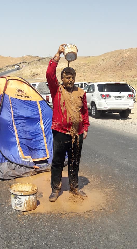 به‌ڤیدیۆ.. رێگای ھەولێر- كۆیە قوڕی كرد بەسەری ھونەرمەندێكدا