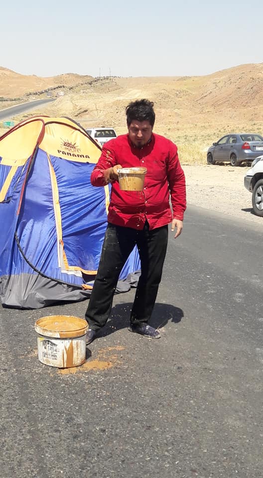 به‌ڤیدیۆ.. رێگای ھەولێر- كۆیە قوڕی كرد بەسەری ھونەرمەندێكدا