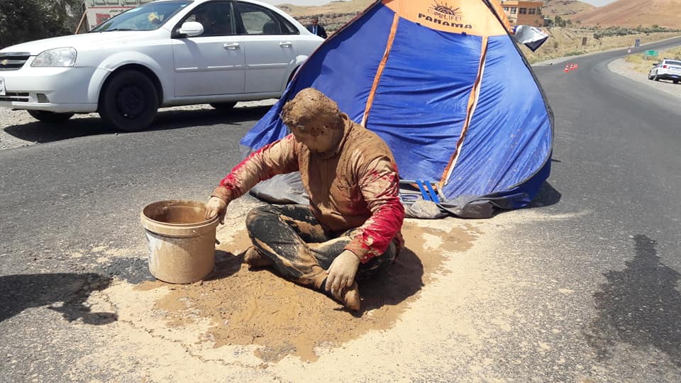 به‌ڤیدیۆ.. رێگای ھەولێر- كۆیە قوڕی كرد بەسەری ھونەرمەندێكدا