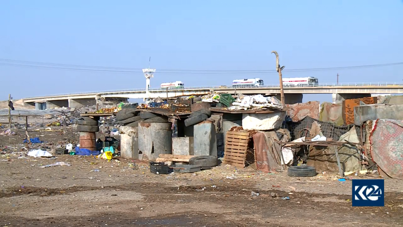 بالصور.. بصراوية مع أطفالها تقيم في مزبلة