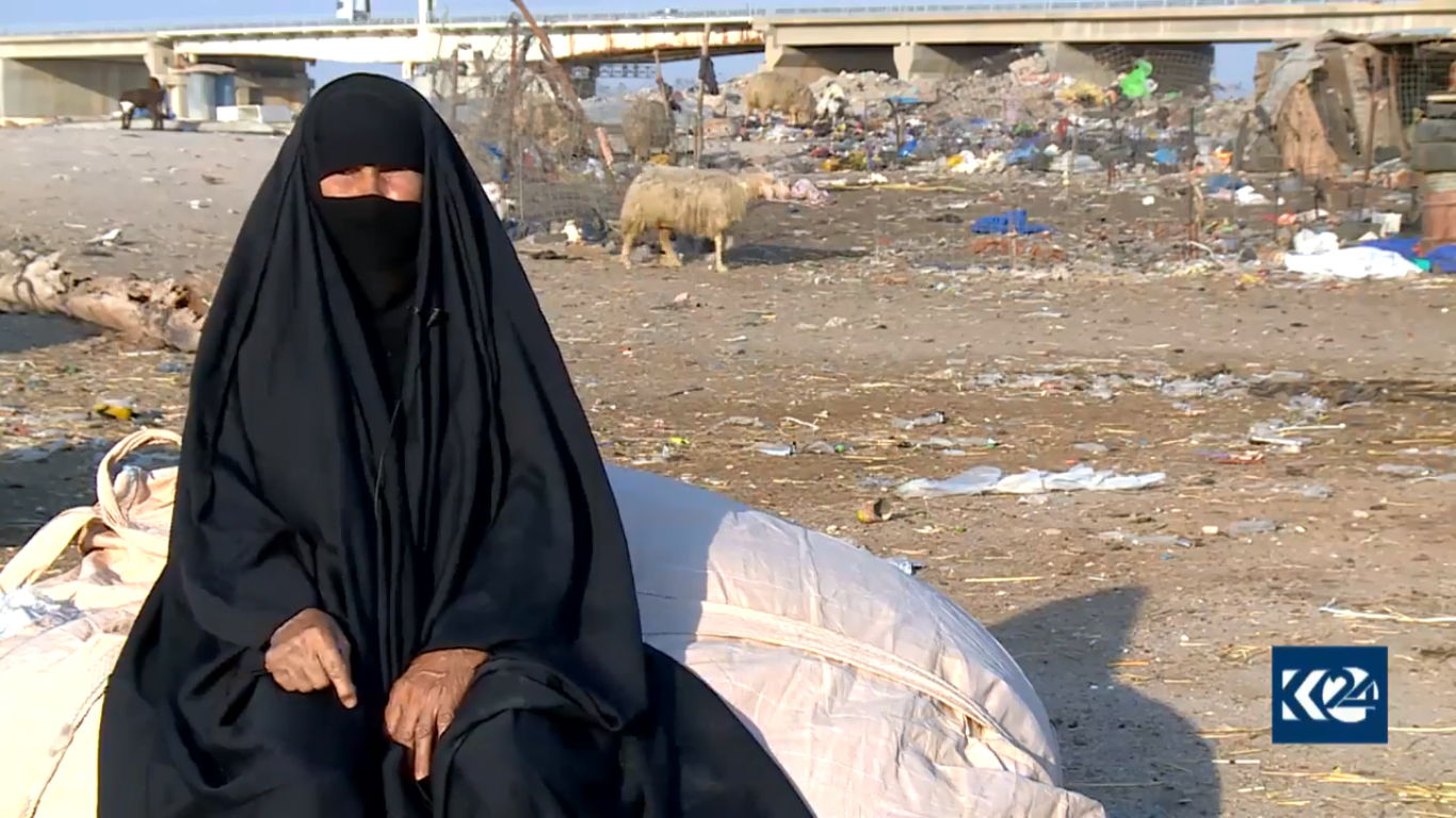 بالصور.. بصراوية مع أطفالها تقيم في مزبلة