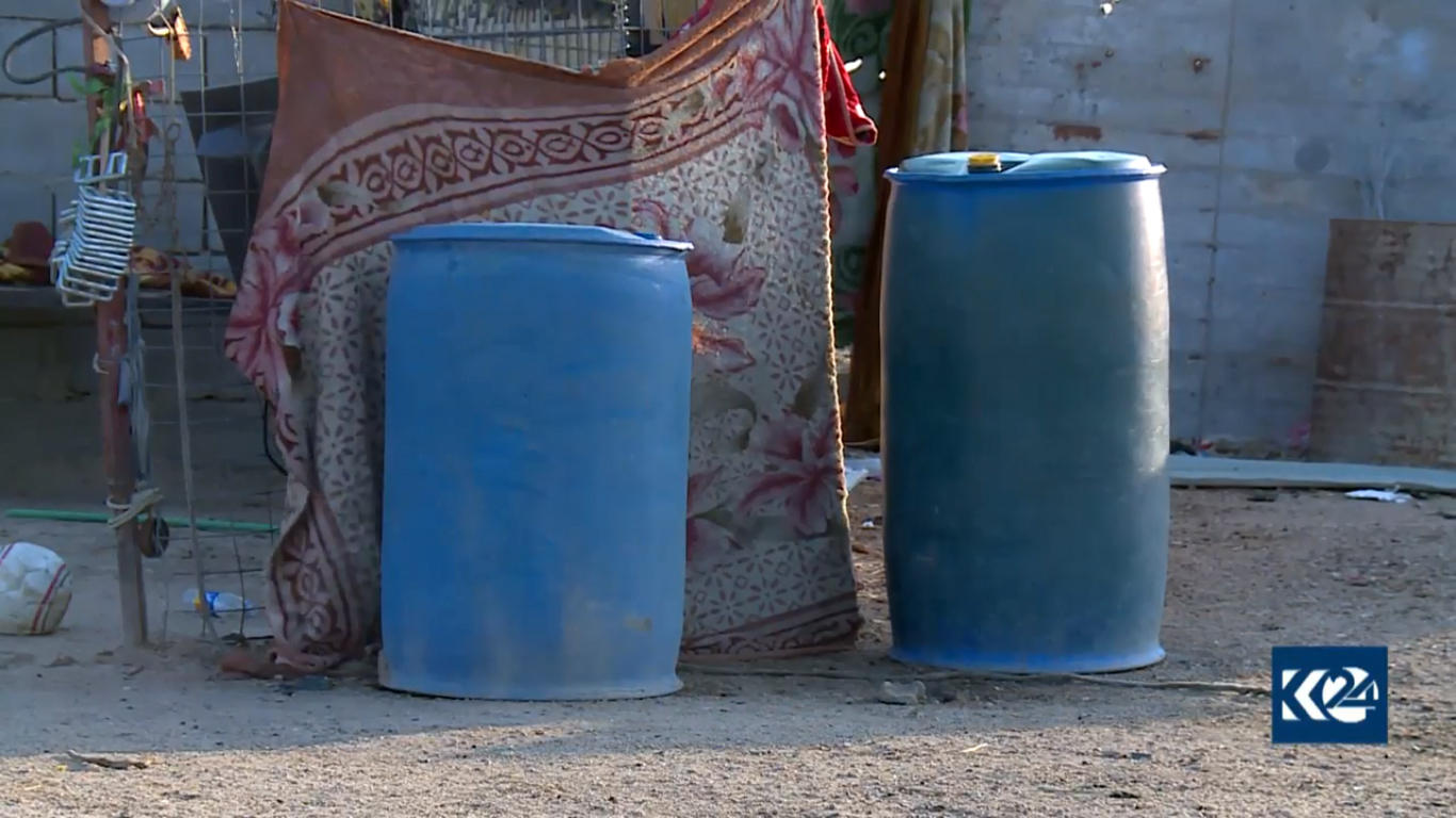 بالصور.. بصراوية مع أطفالها تقيم في مزبلة