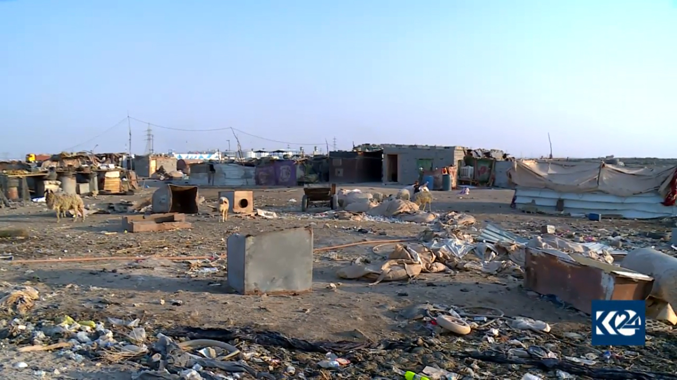 بالصور.. بصراوية مع أطفالها تقيم في مزبلة