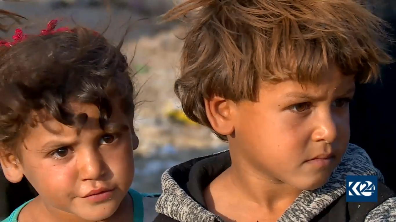 بالصور.. بصراوية مع أطفالها تقيم في مزبلة