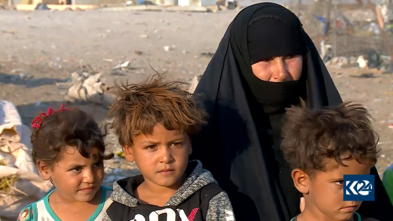 بالصور.. بصراوية مع أطفالها تقيم في مزبلة