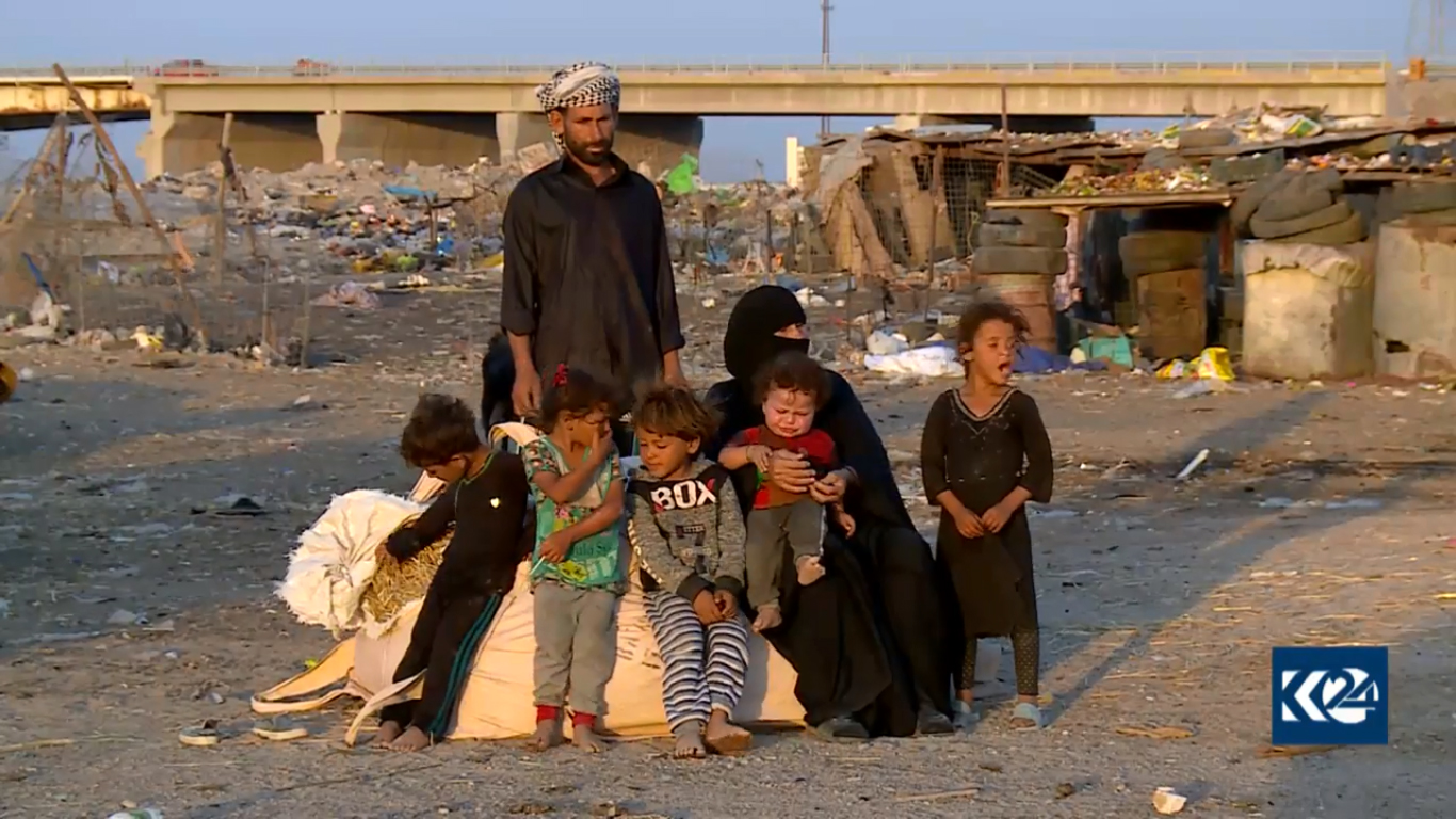 بالصور.. بصراوية مع أطفالها تقيم في مزبلة