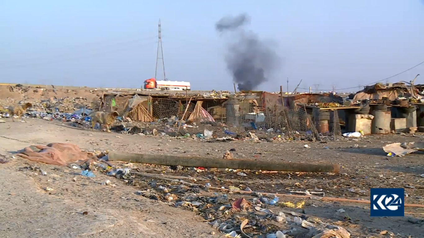 بالصور.. بصراوية مع أطفالها تقيم في مزبلة