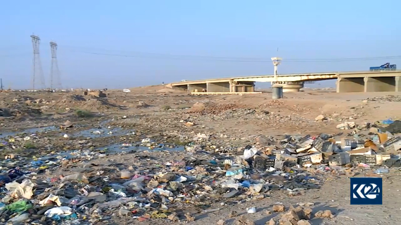 بالصور.. بصراوية مع أطفالها تقيم في مزبلة