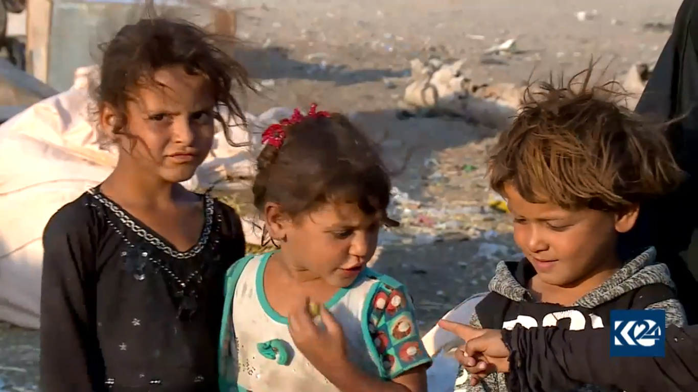 بالصور.. بصراوية مع أطفالها تقيم في مزبلة