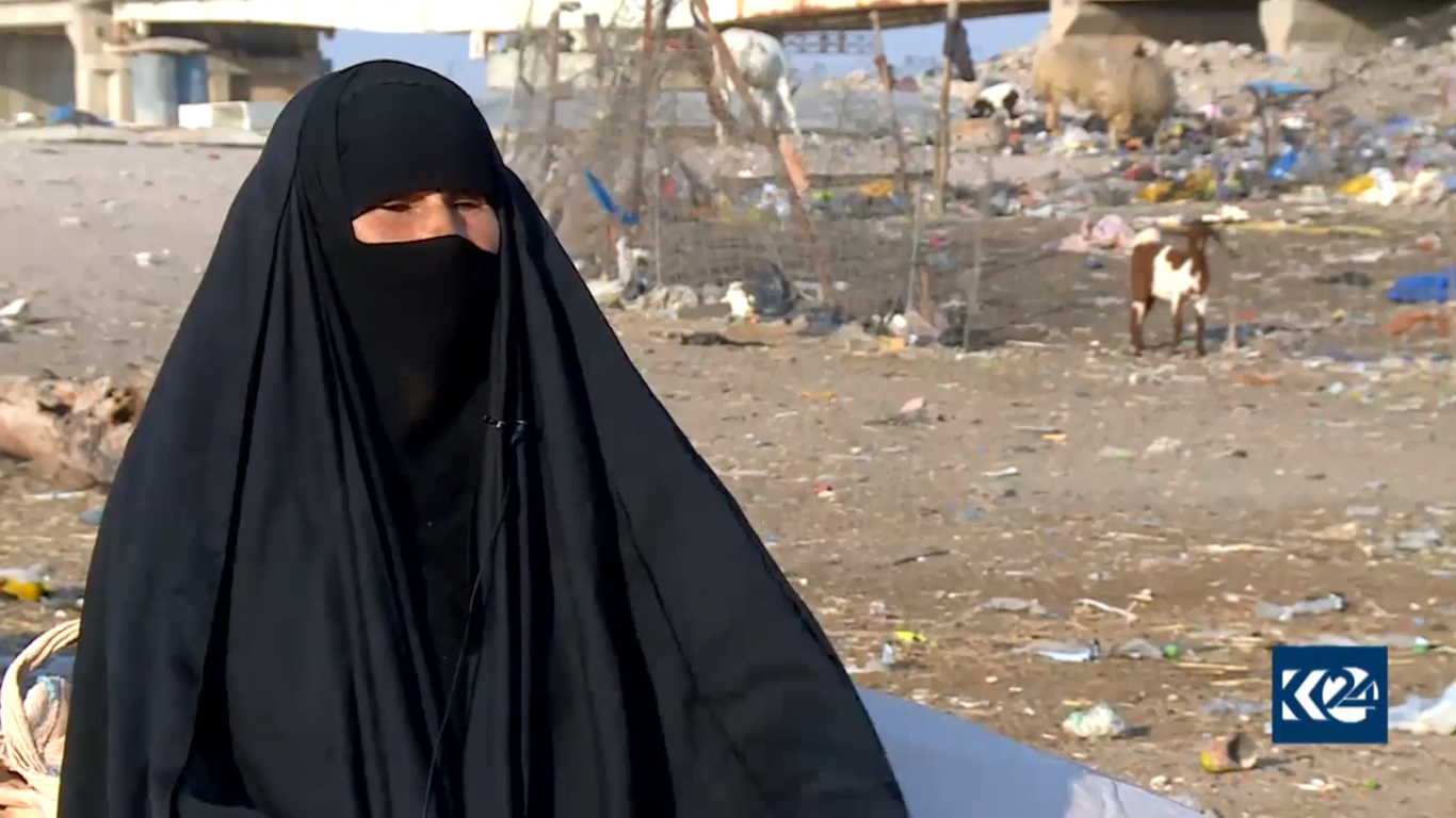 بالصور.. بصراوية مع أطفالها تقيم في مزبلة