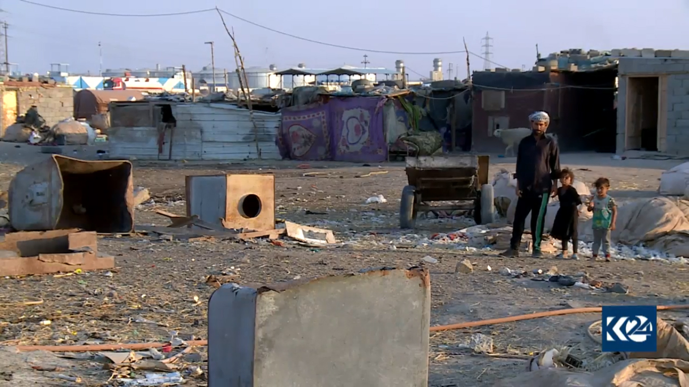 بالصور.. بصراوية مع أطفالها تقيم في مزبلة