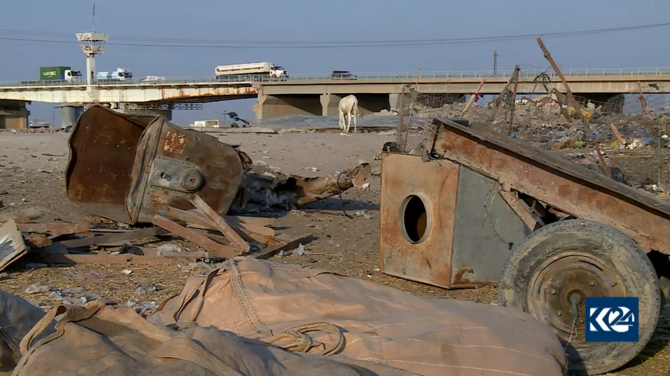 بالصور.. بصراوية مع أطفالها تقيم في مزبلة