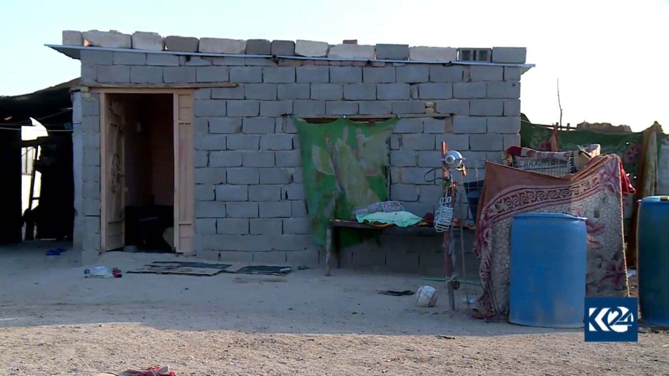 بالصور.. بصراوية مع أطفالها تقيم في مزبلة