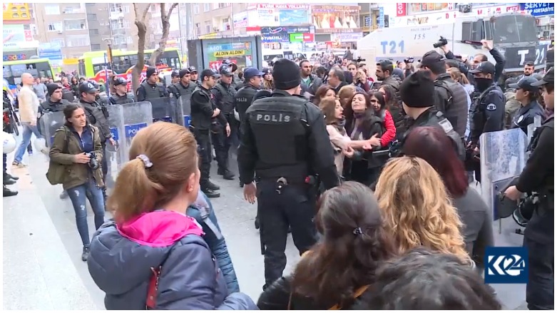 Şîrovekarên nêzî AKP: Girtina siyasetmedaran li gorî demokrasiyê şaş e