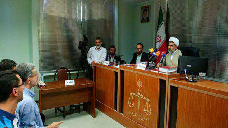 تلگرام دولت بهار عکس رحیم مشایی را در دادگاه بدون حضور وکیل منتشر کرد