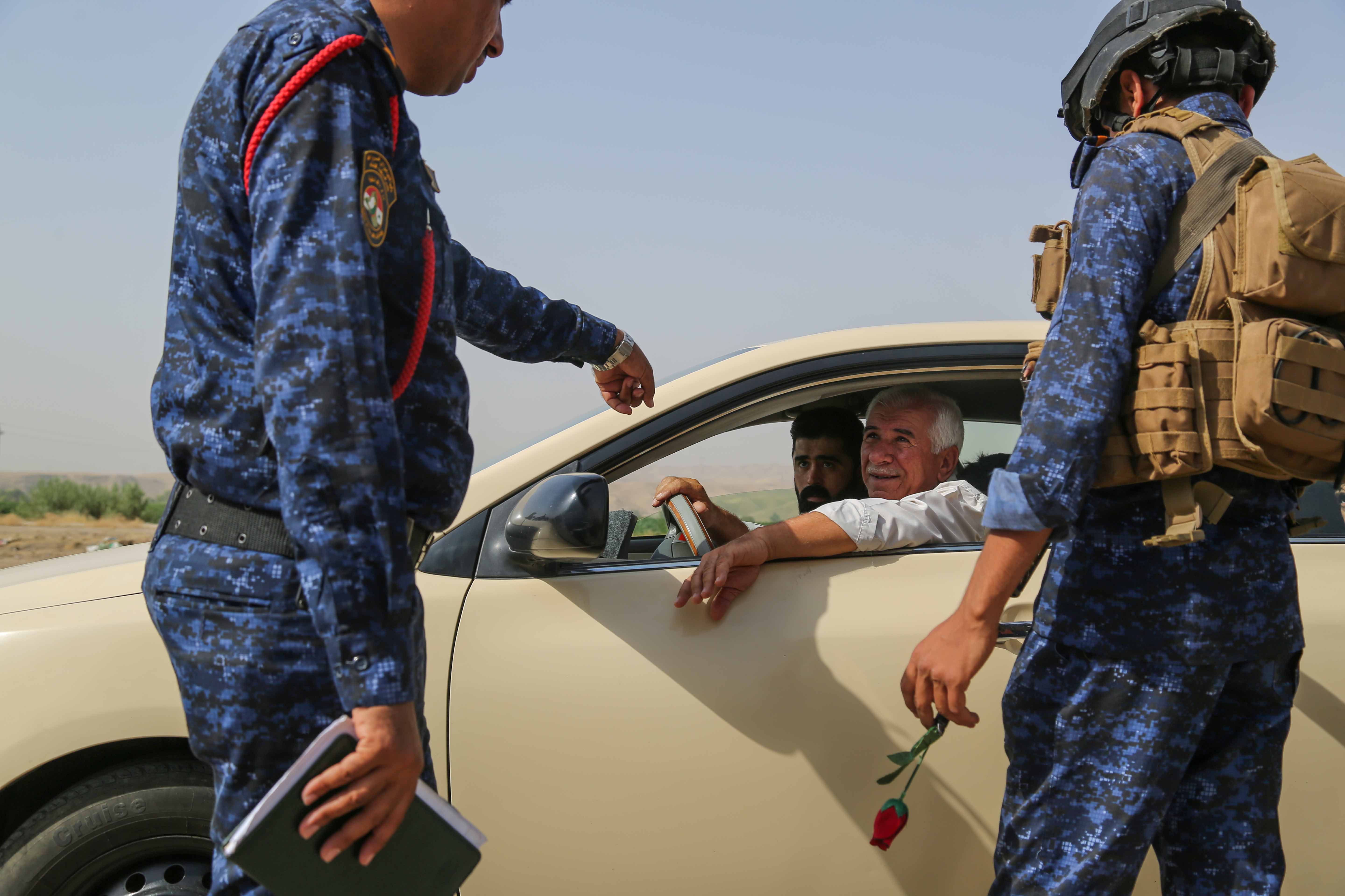 Both Erbil police and Iraqi federal police officers were present during the reopening of the road. (Photo: Kurdistan 24/Shvan Harki)