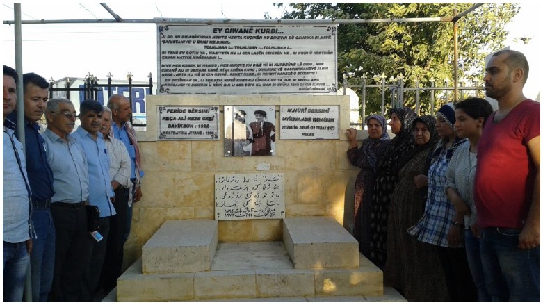 Gora Dr. Nûrî Dêrsimî û hevjîna wî li mezara Henan a Efrînê berî şikandinê