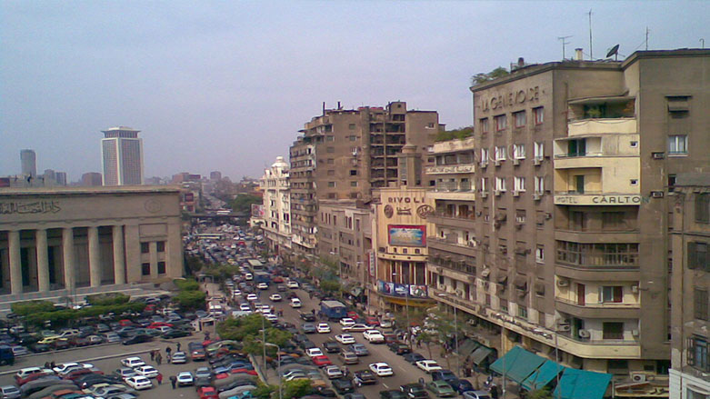 به‌هۆی ئه‌وه‌ی كچیان بووه‌ هاوسه‌ره‌كه‌ی له‌ نهۆمی پێنجه‌م هه‌ڵدایه‌‌ خواره‌وه‌